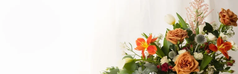 Fondo claro con flores en el borde derecho.