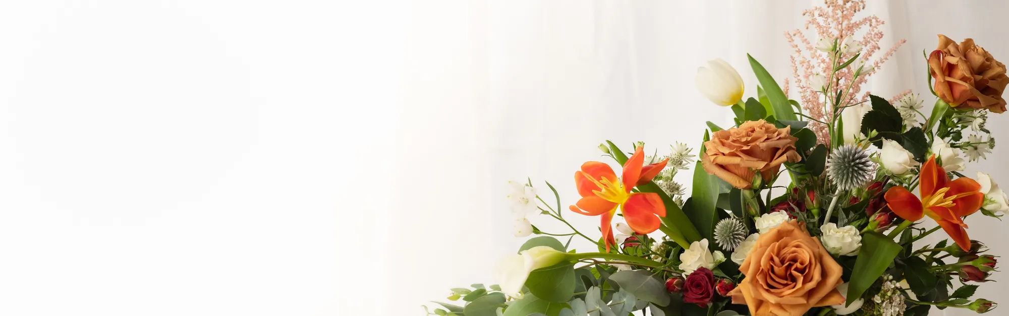 Fondo claro con flores en el borde derecho.