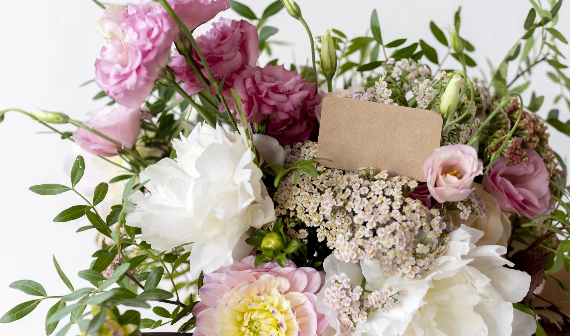 Ramo floral con tarjeta de regalo.